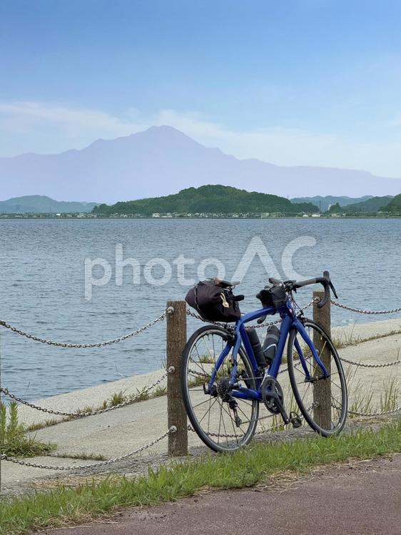 中海と大山と自転車と 湖,湖畔,サイクリングの写真素材