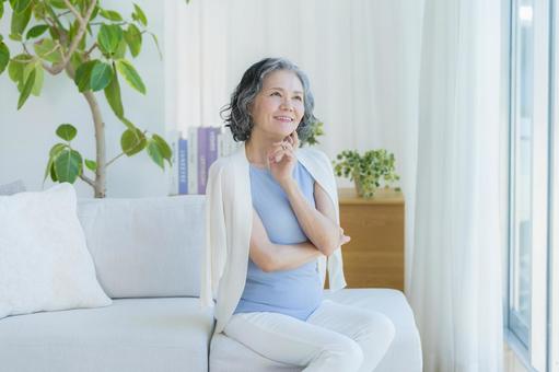 スキンケアをするシニア女性 美容,シニア,笑顔の写真素材