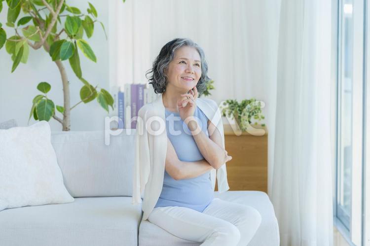 スキンケアをするシニア女性 美容,シニア,笑顔の写真素材