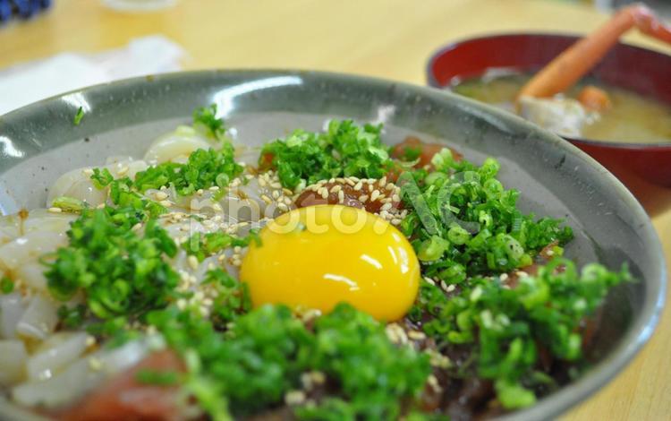 海鮮漬け丼とみそ汁 いか,鯵,生卵の写真素材