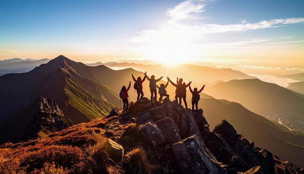 夏山で朝日に向かって手をあげる登山者 夏山で朝日に向かって手をあげる登山者の写真