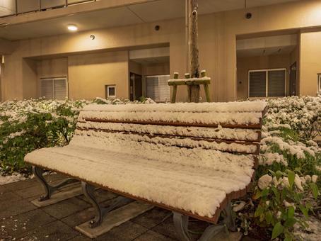 静かな夜の雪のベンチ 雪,ベンチ,夜の写真素材
