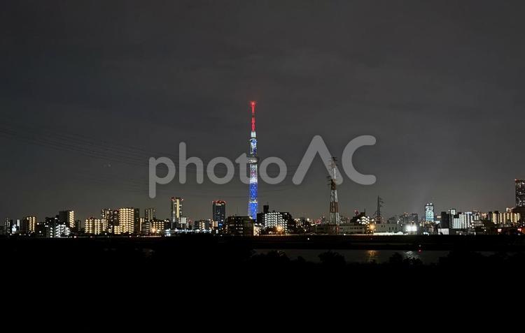 夜の荒川を挟んだ街並み スカイツリー,町並み,自然の写真素材
