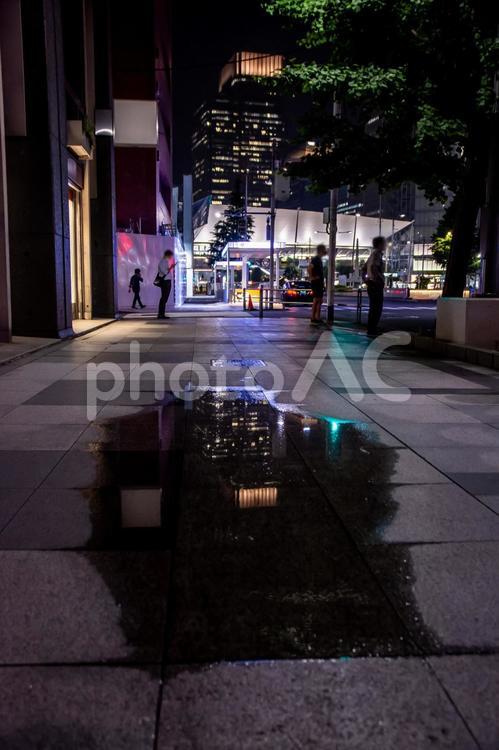 雨上がりの夜（東京駅付近） 雨上がり,水溜まり,東京の写真素材