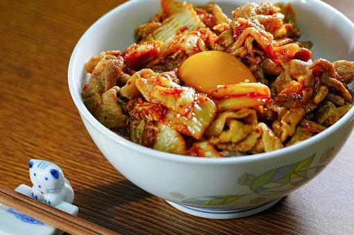 黄身のせ豚キムチ丼 黄身のせ豚キムチ丼 食事,食卓,豚キムチ丼の写真素材