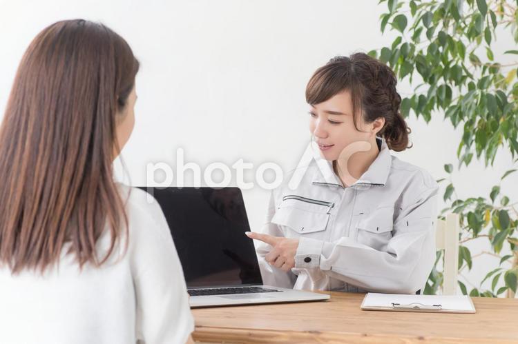 打ち合わせする作業服の女性 女性,パソコン,打ち合わせの写真素材