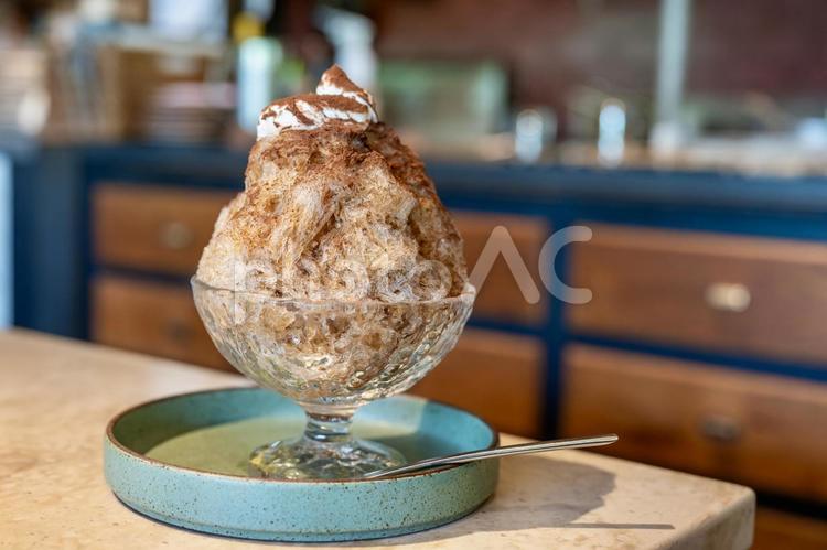 ガラスカップに映えるかき氷 かき氷,ティラミス,コーヒーの写真素材