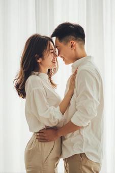 寄り添い合う若い恋人たち 寄り添い合う若い恋人たちの写真