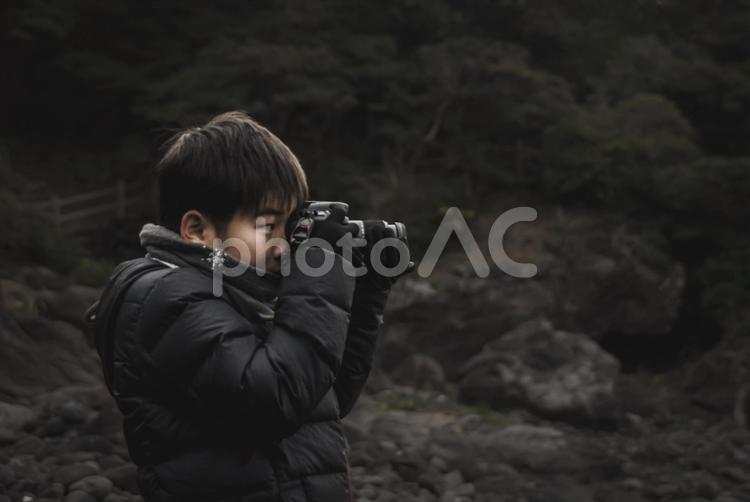 ※素材＞一眼レフで磯の景色を撮影する少年 子供,男性,人物の写真素材