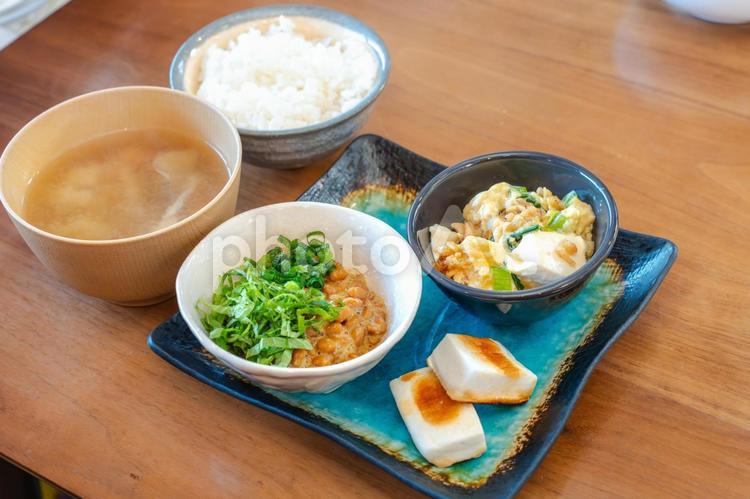 納豆ご飯と味噌汁の和朝食セット 和食,朝食,ご飯の写真素材