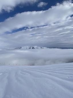 雪と雲に挟まれた雲海 雪と雲に挟まれた雲海 雲海,雪,山の写真素材