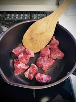 フライパンで牛肉の角切り炒め フライパンで牛肉の角切り炒め 牛肉,お肉,角切りの写真素材