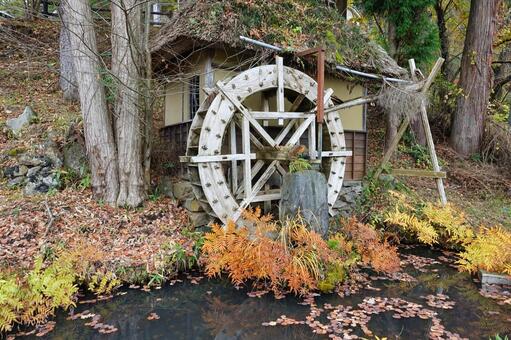古い水車小屋 水車,小屋,紅葉の写真素材