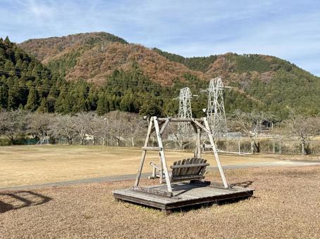 坂井市竹田農山村交流センター　グラウンド ブランコ,木のブランコ,木製の写真素材