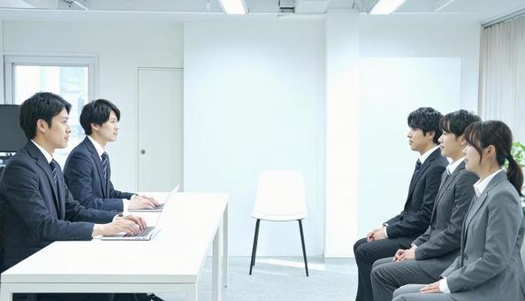 新卒採用の集団面接 新卒採用の集団面接の写真