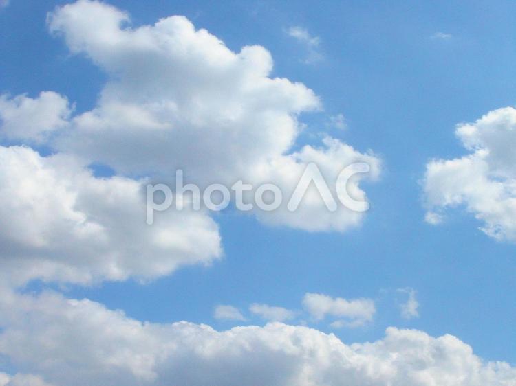 青空に浮かぶ一面の白い雲・背景素材 空,青空,雲と空の写真素材