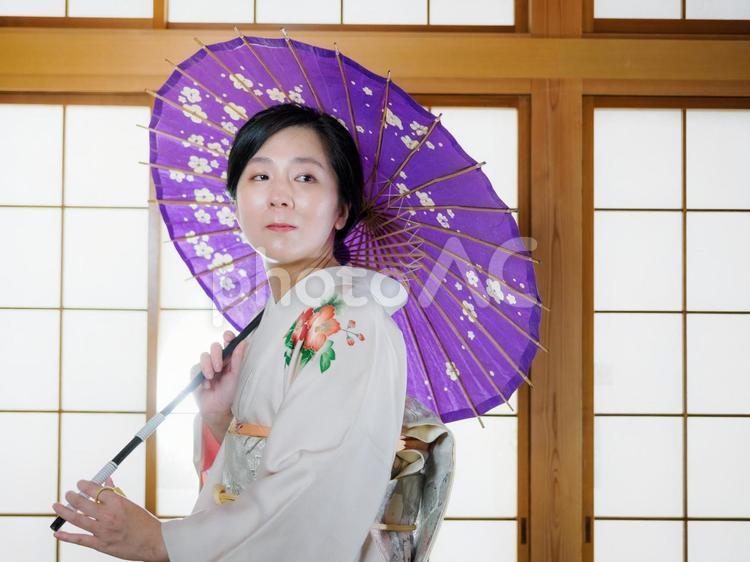 33：和傘を持つ着物の女性 和傘,お座敷,着物の写真素材