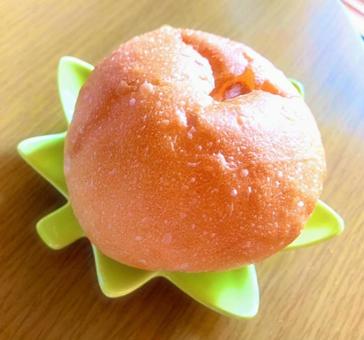 皿に咲いたパンの写真