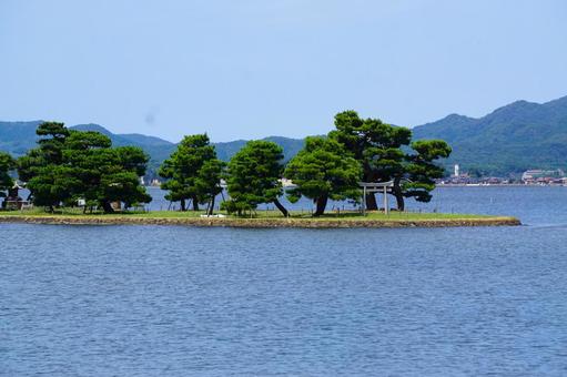 青空の下の宍道湖の嫁が島2 青空の下の宍道湖の嫁が島2 嫁が島,鳥居,島の写真素材