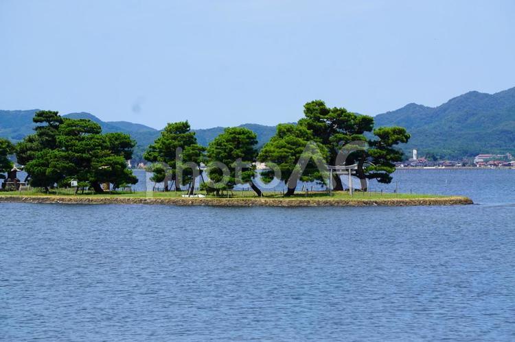 青空の下の宍道湖の嫁が島2 嫁が島,鳥居,島の写真素材