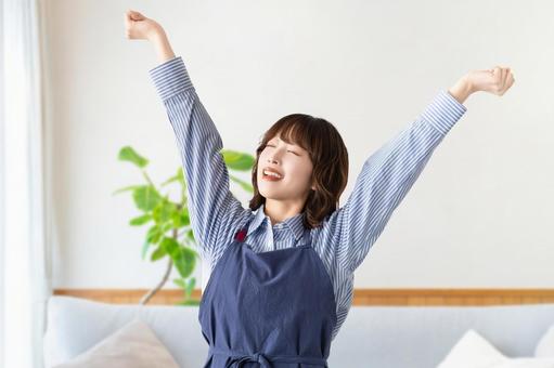 腕を伸ばしてリラックスする女性 腕を伸ばしてリラックスする女性 女性,ソファ,ストレッチの写真素材