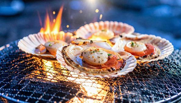 浜焼き 網で焼かれる魚介類 浜焼き 網で焼かれる魚介類の写真