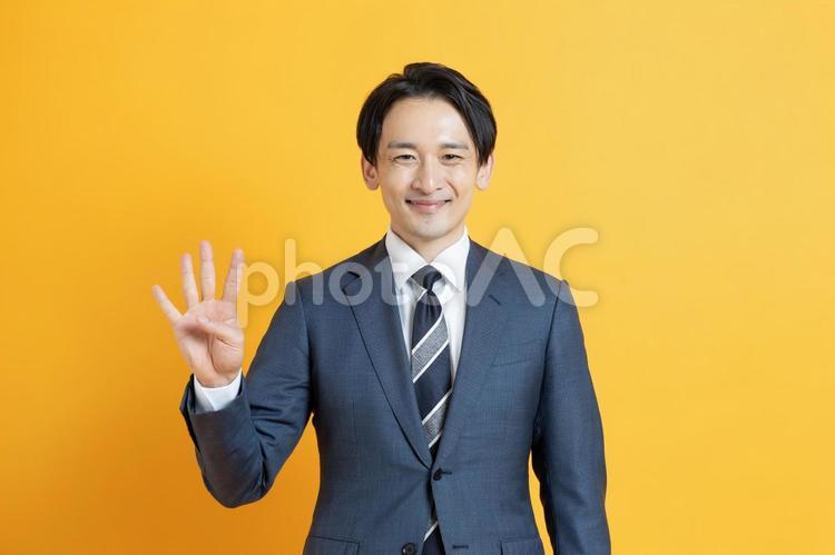 4本指を立てるビジネスマン イケメン,ハンサム,プロフィール写真の写真素材