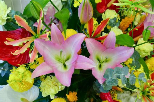 オリエンタルユリなどの花飾り オリエンタルユリ,ケイトウ,アンスリュームの写真素材