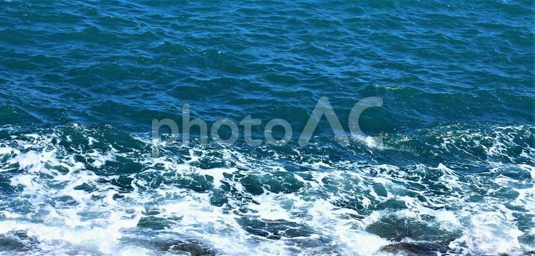 打ち寄せる波　夏の海 海,波,打ち寄せるの写真素材