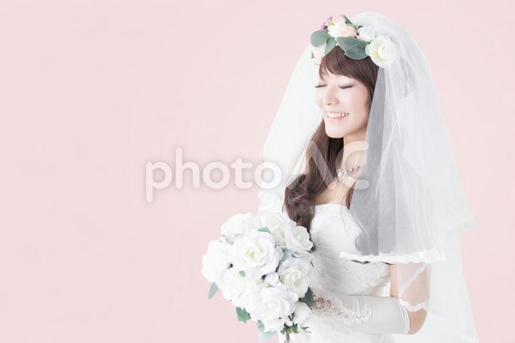 【切抜PSD】ブーケを持つ笑顔の花嫁 花束,花嫁,新婦の写真素材