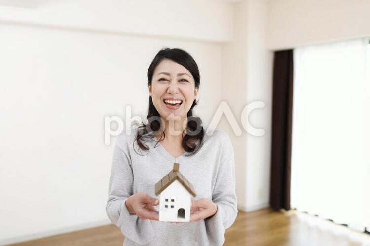 女性と住宅イメージ 住宅,家,建築の写真素材
