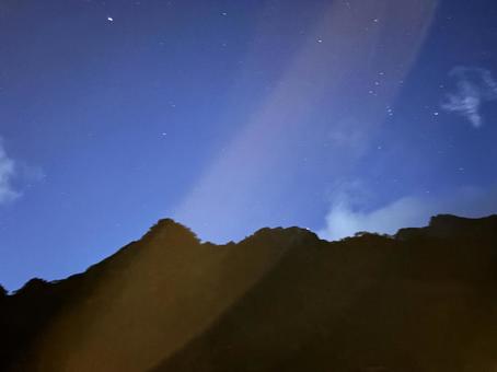 涸沢ヒュッテからの夜空 涸沢ヒュッテからの夜空 涸沢ヒュッテ,星空,秋の写真素材