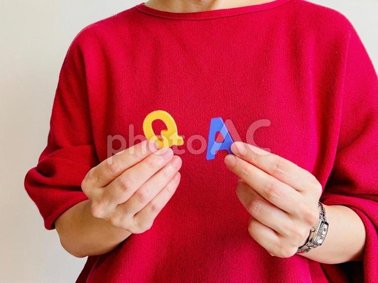 QとAの文字を持つ女性 qa,q&a,クエスチョンの写真素材