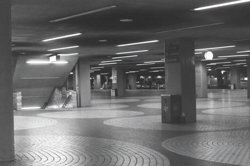 昭和風景.新宿西口地下 昭和風景,モノクロ,都市の写真素材
