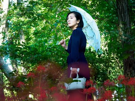 40:彼岸花を静かに見つめる女性 40:彼岸花を静かに見つめる女性 彼岸花,ミステリアス,幻想的の写真素材