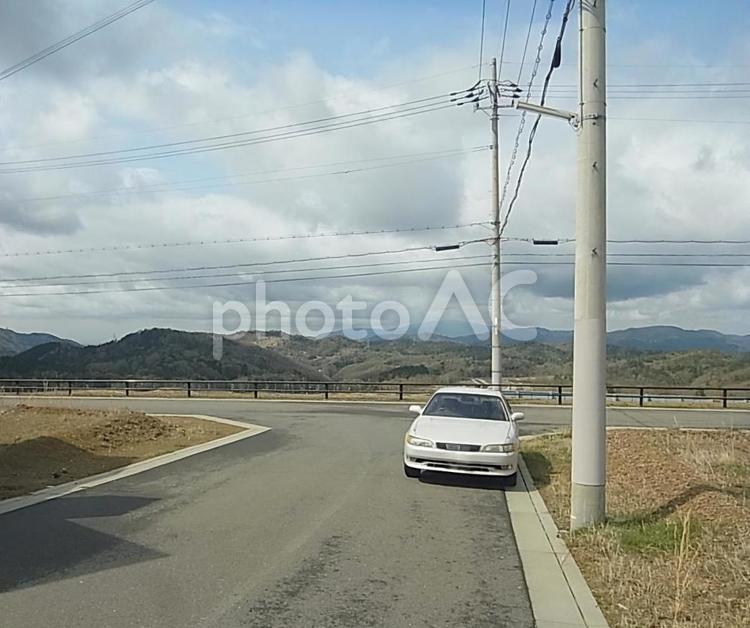 新興住宅地に止めるセダン 自働車,電信柱,電柱の写真素材