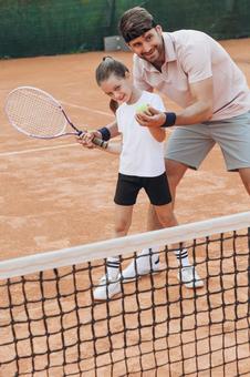 親子のように並ぶ男性と少女の練習シーン 親子,女の子,男性の写真素材