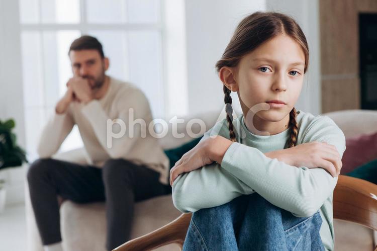 無表情の女の子と不機嫌の男性 親子,女の子,男性の写真素材