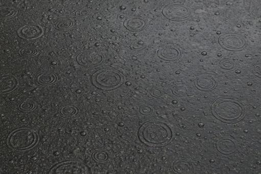 雨粒とアスファルト 雨粒とアスファルトの写真