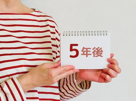 5年後はどうなってるだろうか? 5年後はどうなってるだろうか? 5年後,女性,将来の写真素材
