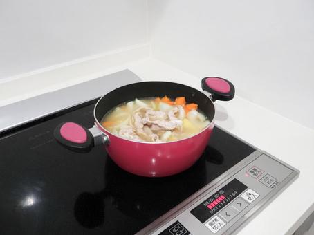 カレーライスの具材を煮込む カレーライスの具材を煮込むの写真