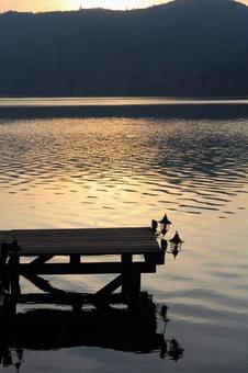 湖の夕暮れ 湖の夕暮れの写真