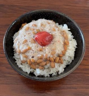 あきたこまちご飯にとろろ芋納豆とかつお梅 あきたこまちご飯にとろろ芋納豆とかつお梅 茶碗飯,朝食,朝ご飯の写真素材