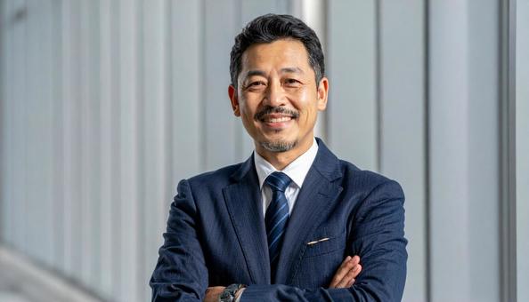 腕組みするスーツ姿の40代ビジネスマン 腕組みするスーツ姿の40代ビジネスマンの写真