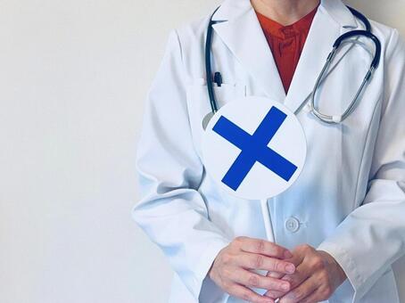 バツマークの札を持つ女性医師 バツ,女医,ドクターストップの写真素材