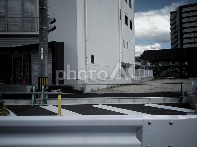 暗い雰囲気の街並み 暗い,街並み,ガードレールの写真素材