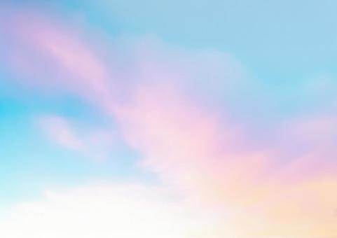 夕暮れ空・柔らかなブルーとピンクの雲の写真