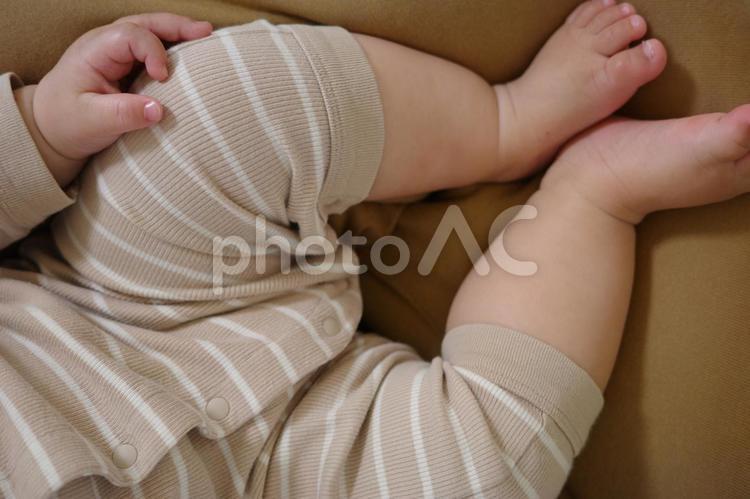 授乳クッションの上の赤ちゃん 赤ちゃん,あかちゃん,寝るの写真素材