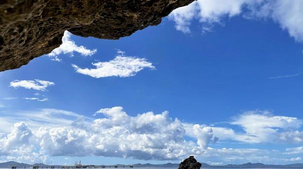 澄み渡る青空と白い雲 沖縄の空 澄み渡る青空と白い雲 沖縄の空 青空,雲,夏の写真素材