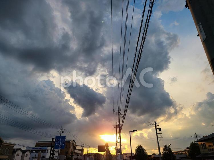 美しい夕焼け空と街並み 美しい,夕焼け,雲の写真素材
